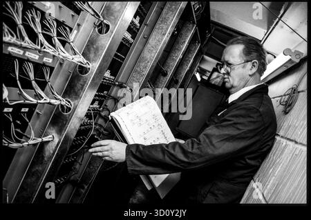 Ingénieur de Royal mail au travail à l’intérieur du chemin de fer postal souterrain Mount Pleasant, qui fait partie du réseau postal caché de Londres. Banque D'Images