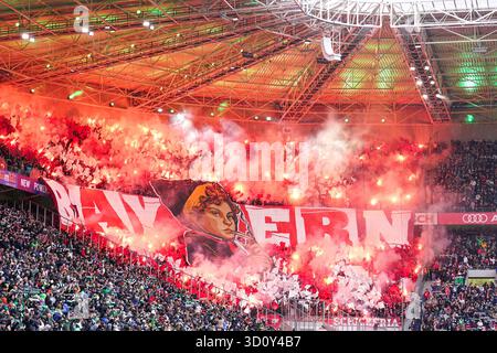 Moenchengladbach, Allemagne. 25 octobre 2025. MOENCHENGLADBACH, ALLEMAGNE - OCTOBRE 25 : les supporters du FC Bayern Munchen lors du match de Bundesliga opposant le Borussia Monchengladbach au FC Bayern Munchen au Borussia-Park le 25 octobre 2025 à Moenchengladbach, Allemagne. (Photo de Joris Verwijst/Orange Pictures) crédit : Orange pics BV/Alamy Live News Banque D'Images