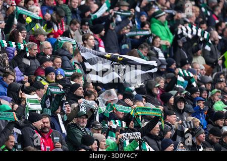 Moenchengladbach, Allemagne. 25 octobre 2025. MOENCHENGLADBACH, ALLEMAGNE - OCTOBRE 25 : les supporters du Borussia Monchengladbach lors du match de Bundesliga opposant le Borussia Monchengladbach au FC Bayern Munchen au Borussia-Park le 25 octobre 2025 à Moenchengladbach, Allemagne. (Photo de Joris Verwijst/Orange Pictures) crédit : Orange pics BV/Alamy Live News Banque D'Images