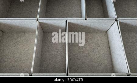 Vue de dessus des organisateurs en feutre gris de l'espace pour le stockage des vêtements. Tri et organisation Banque D'Images