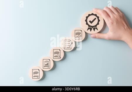 Concept de processus de contrôle de qualité et de certification d'entreprise. Cercles en bois montrant étape par étape la validation du document et l'approbation finale avec coche Banque D'Images