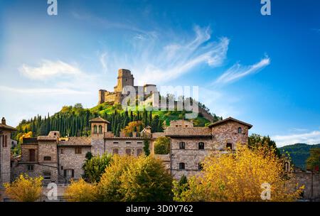 Forteresse Rocca Maggiore au coucher du soleil. Assise, province de Pérouse, région de l'Ombrie, Italie. Banque D'Images