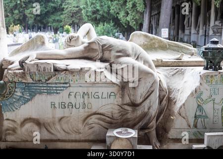 Gênes, Italie - 17 août 2024 : un ange désespéré pleure sur la tombe de la famille Ribaudo, 1920 Banque D'Images