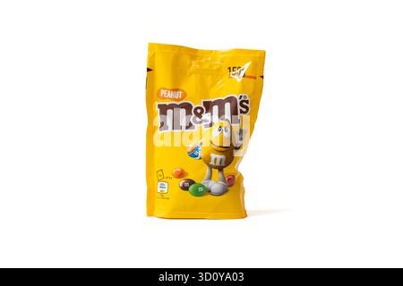 Allemagne Berlin 25 octobre 2025. Sac M et MS Peanut, vue avant. Sac de bonbons jaune M et MS Peanut 150g avec illustration de personnage sur le devant. Le produ Banque D'Images