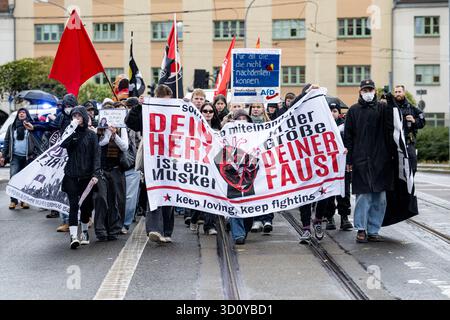 Brandenburg an Der Havel, Allemagne. 25 octobre 2025. Des manifestants protestent contre un événement de l'AFD-Brandebourg intitulé 'Time for Brandenburg' au monastère de Paul. Crédit : Fabian Sommer/dpa/Alamy Live News Banque D'Images