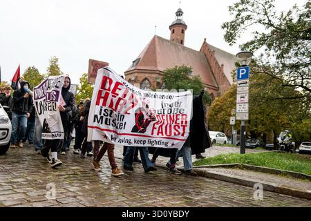 Brandenburg an Der Havel, Allemagne. 25 octobre 2025. Des manifestants protestent contre un événement de l'AFD-Brandebourg intitulé 'Time for Brandenburg' au monastère de Paul. Crédit : Fabian Sommer/dpa/Alamy Live News Banque D'Images