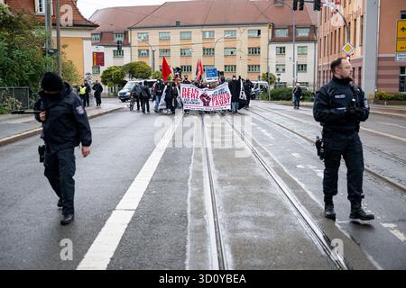 Brandenburg an Der Havel, Allemagne. 25 octobre 2025. Des manifestants protestent contre un événement de l'AFD-Brandebourg intitulé 'Time for Brandenburg' au monastère de Paul. Crédit : Fabian Sommer/dpa/Alamy Live News Banque D'Images