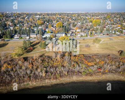 Vue aérienne de la vallée Meewasin à Saskatoon, Saskatchewan, avec des arbres d'automne colorés le long de la rivière Saskatchewan Sud. Banque D'Images