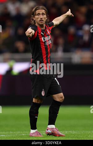 Milan, Italie. 24 octobre 2025. Luka Modric de l'AC Milan fait des gestes pendant le match de Serie A entre l'AC Milan et Pisa SC au Stadio Giuseppe Meazza le 24 octobre 2025 à Milan, Italie . Crédit : Marco Canoniero/Alamy Live News Banque D'Images