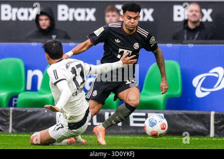 MOENCHENGLADBACH, ALLEMAGNE - OCTOBRE 25 : Jens Castrop, du Borussia Monchengladbach, fautif Luis Diaz, du Bayern Munchen, lors du match de Bundesliga entre le Borussia M+?nchengladbach et le FC Bayern M++nchen au Borussia-Park le 25 octobre 2025 à Moenchengladbach, Allemagne. (Photo de René Nijhuis) crédit : René Nijhuis/Alamy Live News Banque D'Images