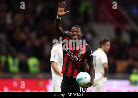 Milan, Italie. 24 octobre 2025. Rafael Leao de l'AC Milan fait des gestes pendant le match de Serie A entre l'AC Milan et Pisa SC au Stadio Giuseppe Meazza le 24 octobre 2025 à Milan, Italie . Crédit : Marco Canoniero/Alamy Live News Banque D'Images