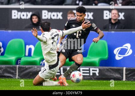 MOENCHENGLADBACH, ALLEMAGNE - OCTOBRE 25 : Jens Castrop, du Borussia Monchengladbach, fautif Luis Diaz, du Bayern Munchen, lors du match de Bundesliga entre le Borussia M+?nchengladbach et le FC Bayern M++nchen au Borussia-Park le 25 octobre 2025 à Moenchengladbach, Allemagne. (Photo de René Nijhuis) crédit : René Nijhuis/Alamy Live News Banque D'Images