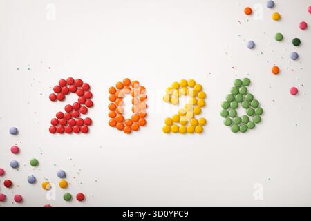 Les chiffres pour la nouvelle année 2026, fabriqués à partir de bonbons colorés sur un fond blanc. Banque D'Images