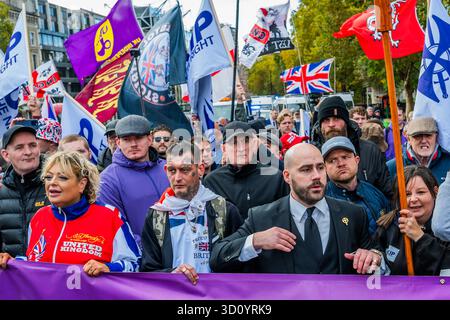 Londres, Royaume-Uni. 25 octobre 2025. Sous la bannière du retour du christianisme et appelant à une nouvelle croisade - Une marche UKIP « plus d'islamistes dans nos communautés dirigée par leur chef Nick Tenconi (photo). Il marche vers Marble Arch après avoir été interdit par la police du met de marcher dans le quartier londonien de Tower Hamlets. Crédit : Guy Bell/Alamy Live News Banque D'Images