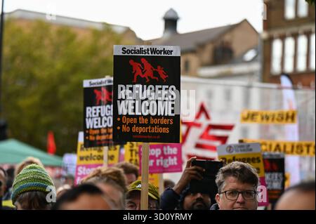 Londres, Royaume-Uni. 25 octobre 2025. Environ deux mille manifestants se sont joints à Stand Up to Racism, Women Against the Extreme-Right, Union Group et à la communauté bengali pour manifester leur unité en alléguant l'islamophobie de l'UKIP. Lors d'une manifestation pour combattre le racisme, la haine et le mouvement d'extrême droite. Une réponse à l'organisation de Nick Tenconi "Turning point UK" des marches de l'UKIP "No More Muslim in Our Communities" cependant, la police n'autorise pas les marches de l'UKIP à Tower Hamlet. L'entreprise communautaire bengali comme ussual à Londres, Royaume-Uni. (Photo de 李世惠/Voir Li/Picture Capital) crédit : Voir Li/Picture Capital/Alamy Live News Banque D'Images