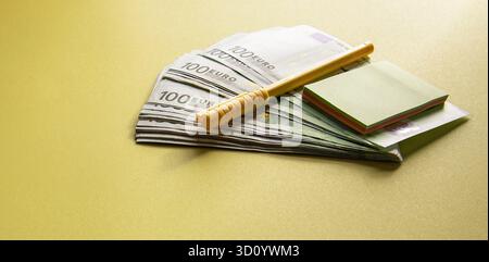 Pile de cent billets en euros avec stylo jaune et bloc-notes symbolisant la planification financière et le succès commercial Banque D'Images