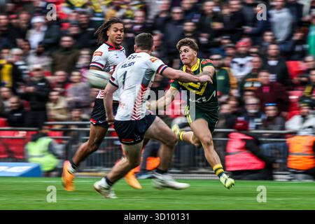 Londres, Royaume-Uni. 25 octobre 2025. Reece Walsh d'Australie rompt avec le ballon lors de la série Ashes 2025 Angleterre vs Australie au stade de Wembley, Londres, Royaume-Uni, 25 octobre 2025 (photo par Alfie Cosgrove/News images) à Londres, Royaume-Uni le 25/10/2025. (Photo par Alfie Cosgrove/News images/SIPA USA) crédit : SIPA USA/Alamy Live News Banque D'Images