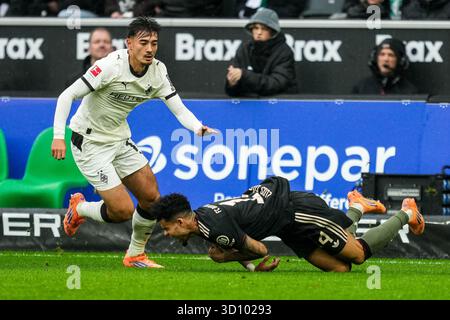 MOENCHENGLADBACH, ALLEMAGNE - OCTOBRE 25 : Jens Castrop, du Borussia Monchengladbach, fautif Luis Diaz, du Bayern Munchen, lors du match de Bundesliga entre le Borussia M+?nchengladbach et le FC Bayern M++nchen au Borussia-Park le 25 octobre 2025 à Moenchengladbach, Allemagne. (Photo de René Nijhuis) Banque D'Images