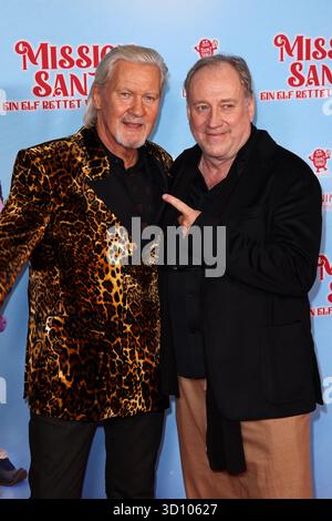 Johnny Logan (Titel-Song) et Harold Faltermeyer (producteur exécutif Titel-Song) assistent à la première allemande de Mission Santa : Yoyo à la rescousse, Kino In Banque D'Images