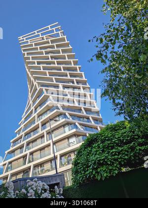 Visitez Alta au Havre, en France, un gratte-ciel résidentiel saisissant à l'architecture moderne dans une forme hélicoïdale singulière. Tour de complexité géométrique Banque D'Images