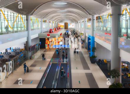 Vue intérieure de l'un des principaux terminaux à l'intérieur de l'aéroport d'Istanbul, IST, l'un des aéroports les plus grands et les plus fréquentés du monde, à Istanbul, en Turquie Banque D'Images