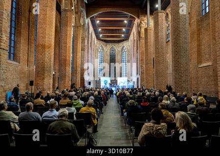 Brandenburg an Der Havel, Allemagne. 25 octobre 2025. Les participants de l'événement AFD-Brandenburg 'Time for Brandenburg' sont assis dans le Paulikloster. Crédit : Fabian Sommer/dpa/Alamy Live News Banque D'Images
