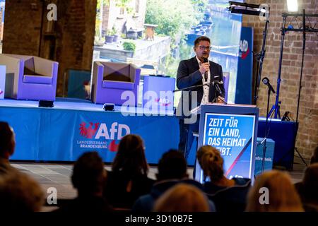 Brandenburg an Der Havel, Allemagne. 25 octobre 2025. René Springer, président d'Etat de l'AFD Brandenburg, prend la parole lors de l'événement AFD-Brandenburg 'Time for Brandenburg' à l'occasion de Paulikloster. Crédit : Fabian Sommer/dpa/Alamy Live News Banque D'Images