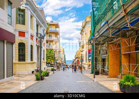 25th of August Street, la principale rue piétonne des magasins et des cafés et considérée comme le quartier central d'Héraklion, en Grèce, sur l'île de Crète. Banque D'Images