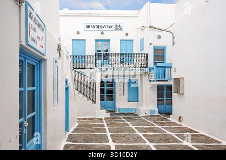 Une petite place avec des bâtiments grecs pittoresques blanchis à la chaux et des garnitures turquoise colorées dans le centre de la ville de Mykonos, île de Mykonos, Grèce. Banque D'Images