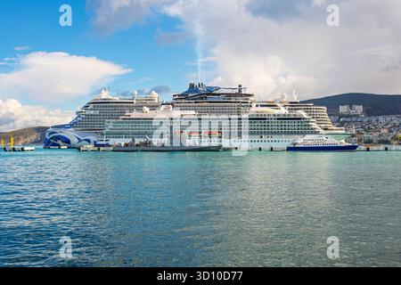 Vue générale des navires de croisière, y compris le norvégien Viva et le plus petit Viking Jupiter dans le port de Kusadasi, Turquie Banque D'Images