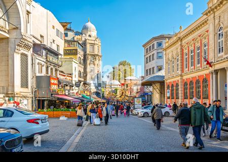 Les piétons font du shopping et visitent le quartier coloré de Sirkeci dans le quartier Meinonu du quartier de Fatih à Istanbul, en Turquie. Banque D'Images