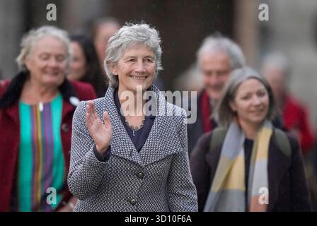 Candidate indépendante Catherine Connolly arrivant au château de Dublin pour le dénombrement à la caste de Dublin lors de l'élection présidentielle irlandaise pour remplacer Michael d Higgins, qui a servi les deux mandats maximum de sept ans. Date de la photo : samedi 25 octobre 2025. Banque D'Images