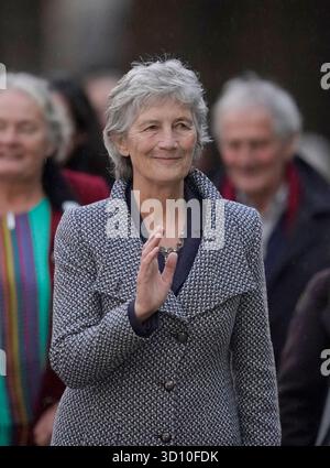 Candidate indépendante Catherine Connolly arrivant au château de Dublin pour le dénombrement à la caste de Dublin lors de l'élection présidentielle irlandaise pour remplacer Michael d Higgins, qui a servi les deux mandats maximum de sept ans. Date de la photo : samedi 25 octobre 2025. Banque D'Images
