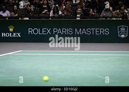 Paris, France. 25 octobre 2025. Les spectateurs assistent aux qualifications Rolex Paris Masters 2025 au Paris la Défense Arena à Paris, le 25 octobre 2025. Photo de Firas Abdullah/ABACAPRESS.COM crédit : Abaca Press/Alamy Live News Banque D'Images