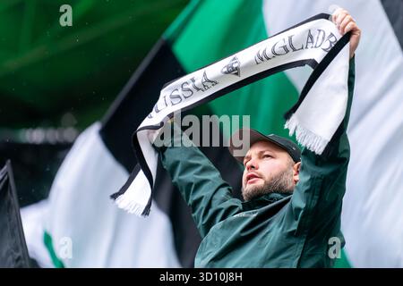 Moenchengladbach, Allemagne. 25 octobre 2025. MOENCHENGLADBACH, ALLEMAGNE - OCTOBRE 25 : fans et supporters du Borussia Monchengladbach lors du match de Bundesliga entre le Borussia Monchengladbach et le FC Bayern Munchen au Borussia-Park le 25 octobre 2025 à Moenchengladbach, Allemagne. (Photo de Joris Verwijst/Orange Pictures) crédit : Orange pics BV/Alamy Live News Banque D'Images