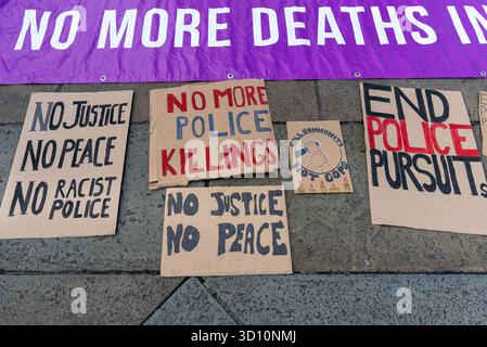 Londres, Royaume-Uni. 25 octobre 2025. Les membres et partisans de la United Families and Friends Campaign (UFFC) organisent le 26e rassemblement annuel et procession, de Trafalgar Square à Whitehall, en commémoration et en protestation pour les personnes perdues à cause de la violence ou de la négligence de l'État. Selon le Bureau indépendant de déontologie de la police (OIPP), 24 décès en garde à vue ou à la suite d'une garde à vue ont été enregistrés en 2023/4, chiffre le plus élevé depuis 2006/07. Crédit : Ron Fassbender/Alamy Live News Banque D'Images