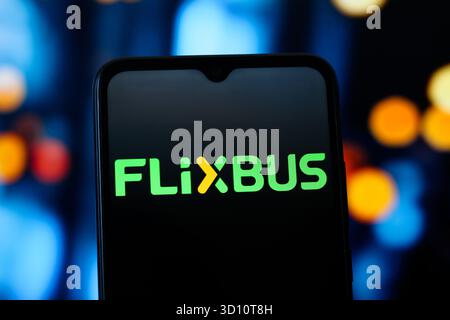 Dans cette illustration photo, le logo FlixBus (Flix bus) est affiché sur l'écran d'un smartphone. Banque D'Images