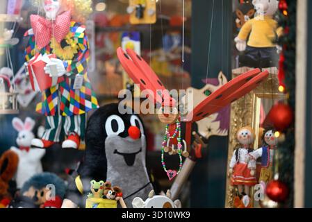Vitrine colorée de magasin de jouets avec divers jouets en peluche et en bois à Prague, République tchèque le 10 janvier 2024 Banque D'Images