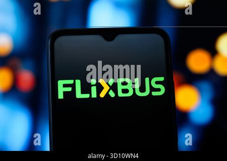 Canada. 25 octobre 2025. Dans cette illustration photo, le logo FlixBus (Flix bus) est affiché sur l'écran d'un smartphone. (Crédit image : © Thomas Fuller/SOPA images via ZUMA Press Wire) USAGE ÉDITORIAL SEULEMENT ! Non destiné à UN USAGE commercial ! Banque D'Images