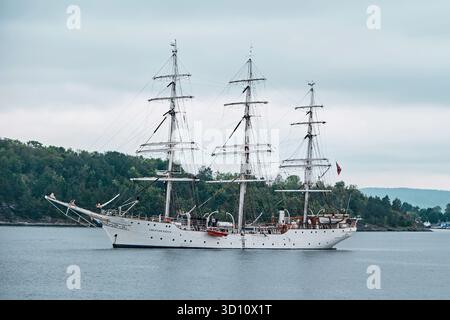 Oslo, Norvège - 9 septembre 2025 : voilier Christian Radich amarré dans le fjord d'Oslo Banque D'Images