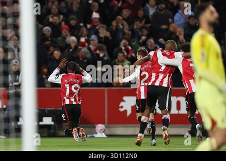 25 octobre 2025 ; Gtech Community Stadium, Brentford, Londres, Angleterre; premier League Football, Brentford contre Liverpool ; Dango Ouattara de Brentford célèbre son but à la 5e minute pour 1-0 Banque D'Images