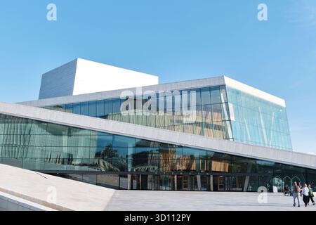 Oslo, Norvège, 7 septembre 2025 : Opéra d'Oslo, siège de l'Opéra et du Ballet national norvégien, et théâtre national d'opéra en Norvège, Bjorvika Banque D'Images