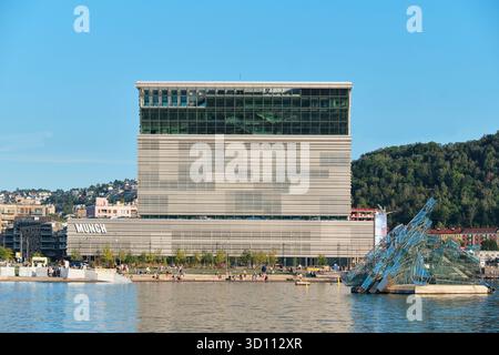 Oslo, Norvège - 7 septembre 2025 : vue extérieure de l'intéressant bâtiment asymétrique du Musée Munch conçu par Estudio Herreros Banque D'Images