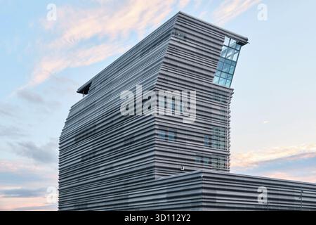 Oslo, Norvège - 7 septembre 2025 : vue extérieure de l'intéressant bâtiment asymétrique du Musée Munch conçu par Estudio Herreros Banque D'Images