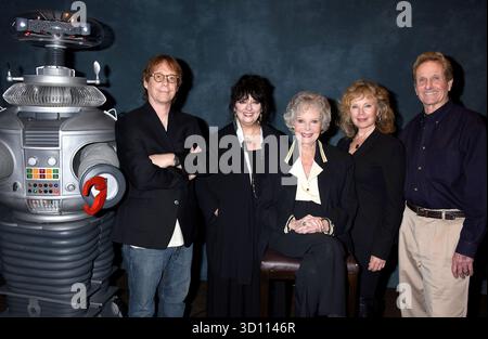 Los Angeles, États-Unis. 25 octobre 2025. Bien-aimée “Lost in Space” et “Lassie” actrice June Lockhart, 100 ans, est décédée le 23 octobre 2025 dans sa maison de causes naturelles à Santa Monca, CA.------------------------------------------------------- 24 janvier 2015 Los Angeles, Californie Bill Mumy, Angela Cartwright, June Lockhart, Marta Kristen et Mark Goddard Hollywood Show - hiver 2015 au Westin Los Angeles Airport © Tammie Arroyo/AFF-USA.COM crédit : AFF/Alamy Live News Banque D'Images