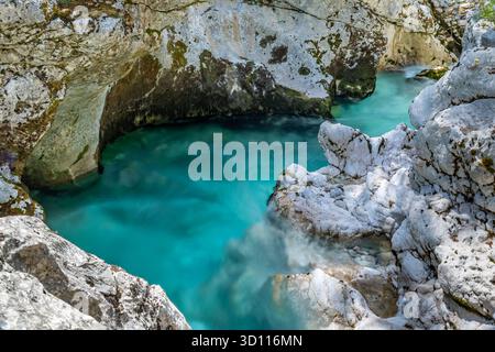 La rivière Soca traverse les rochers de la petite gorge de Soca à Bovec, en Slovénie. Le paysage montre la beauté de la nature et une destination de voyage. Banque D'Images
