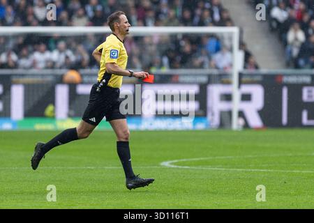 Moenchengladbach, Allemagne. 25 octobre 2025. MOENCHENGLADBACH, ALLEMAGNE - OCTOBRE 25 : arbitre Sascha Stegemann lors du match de Bundesliga entre Borussia Moenchengladbach vs FC Bayern Muenchen le jour 8 au Borussia-Park le 25 octobre 2025 à Moenchengladbach, Allemagne. La réglementation #DFL interdit toute utilisation de photographies comme séquences d'images et/ou quasi-vidéo crédit : dpa/Alamy Live News Banque D'Images