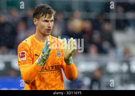 Moenchengladbach, Allemagne. 25 octobre 2025. MOENCHENGLADBACH, ALLEMAGNE - OCTOBRE 25 : Moritz Nicolas (Borussia Moenchengladbach, 33) lors du match de Bundesliga entre Borussia Moenchengladbach vs FC Bayern Muenchen le jour 8 au Borussia-Park le 25 octobre 2025 à Moenchengladbach, Allemagne. La réglementation #DFL interdit toute utilisation de photographies comme séquences d'images et/ou quasi-vidéo crédit : dpa/Alamy Live News Banque D'Images