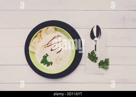 Soupe crémeuse aux champignons avec croûtons vue de dessus Banque D'Images