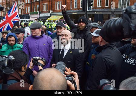 Londres, Royaume-Uni. 25 octobre 2025. Nick Tenconi (c), leader de l'UKIP (UK Independence Party), participe à la marche à Knightsbridge contre l'islamisme et appelle à des déportations massives. Crédit : SOPA images Limited/Alamy Live News Banque D'Images